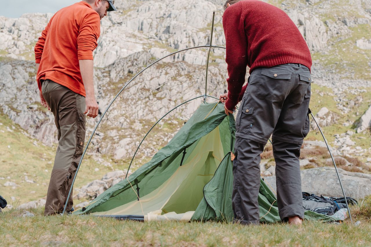 Dries and Klaas setting up their tent