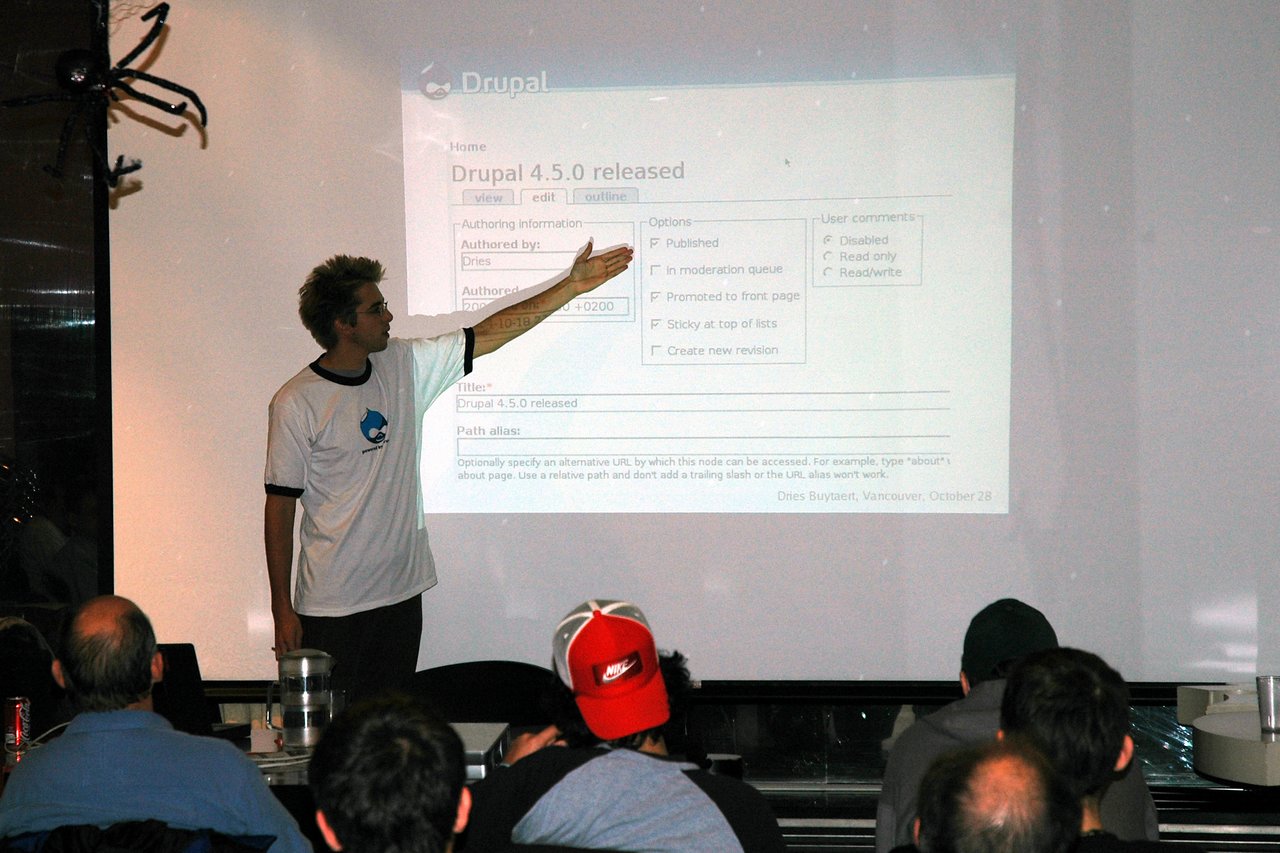 Dries giving a presentation on Drupal